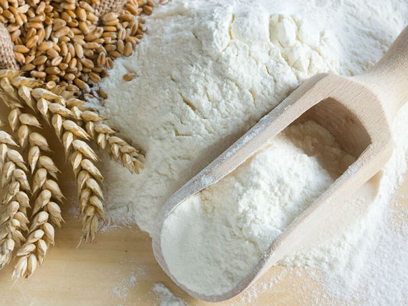 Dùng bột mì hoặc bột gạo và dầu ăn